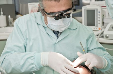 Metody bezbolesnego leczenia zębów – ile kosztują i dla kogo?